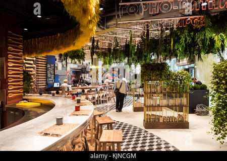 Mosca, Russia - settembre, 2017: ristorante interno nel nuovo parco zaryadye, parco urbano situato nei pressi di piazza Rossa di Mosca, Russia Foto Stock
