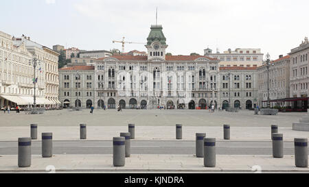 Trieste, Italia - 13 ottobre: piazza dell'unità d'Italia a Trieste il 13 ottobre 2014. principale grande piazza dell'unità italiana con sede municipale in cerca Foto Stock