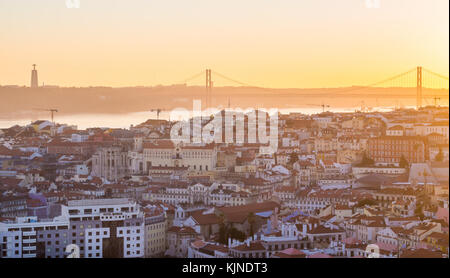 Lisbona, Portogallo - 19 novembre 2017: cityscape di Lisbona, Portogallo, al tramonto di un giorno di novembre, come si vede dal belvedere della Madonna del Colle viewp Foto Stock