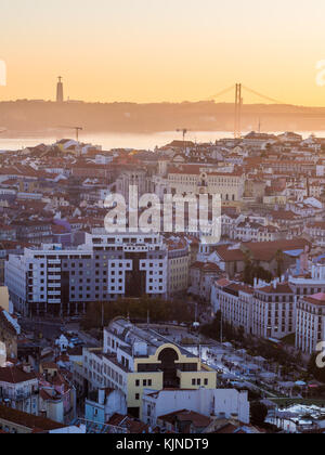 Lisbona, Portogallo - 19 novembre 2017: cityscape di Lisbona, Portogallo, al tramonto di un giorno di novembre, come si vede dal belvedere della Madonna del Colle viewp Foto Stock