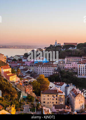 Lisbona, Portogallo - 19 novembre 2017: cityscape di Lisbona, Portogallo, al tramonto di un giorno di novembre, come si vede dal belvedere della Madonna del Colle ingrandirle Foto Stock