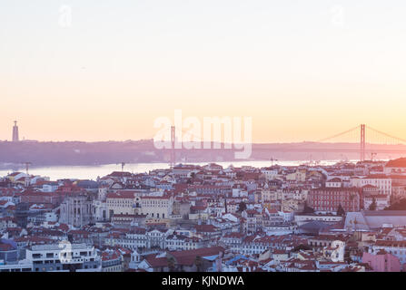 Lisbona, Portogallo - 19 novembre 2017: il Cityscape di Lisbona, Portogallo, di notte, poco dopo il tramonto di un giorno di novembre. Foto Stock