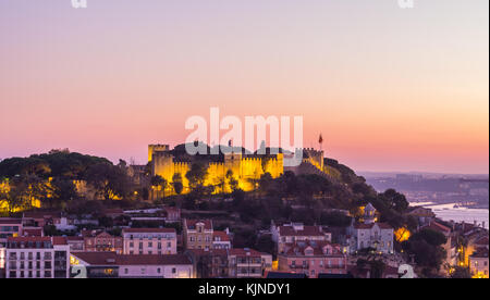 Lisbona, Portogallo - 19 novembre 2017: il Cityscape di Lisbona, Portogallo, di notte, poco dopo il tramonto di un giorno di novembre. Foto Stock