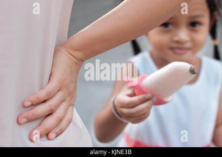 Madre rimprovera suo figlio Foto Stock