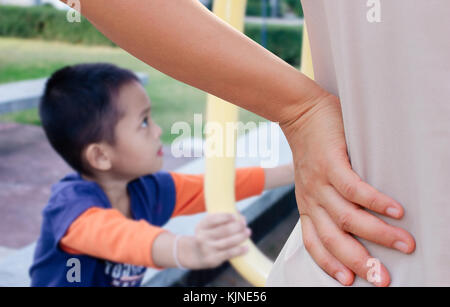 Madre rimprovera suo figlio Foto Stock