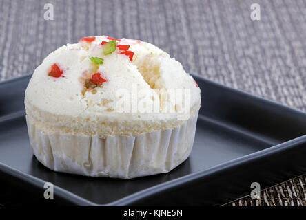 Khanom puifai - batuffolo di cotone di torte con la frutta secca sul piatto nero su matt. Foto Stock