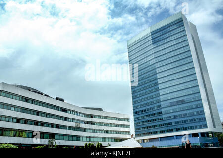 Sarajevo, Bosnia Erzegovina - 5 giugno 2008: edificio principale del parlamento della Bosnia ed Erzegovina, uno dei simboli della guerra sarajev strappato Foto Stock