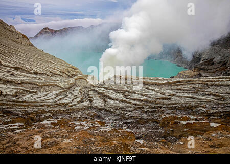 Acido solforico lago di kawah ijen della montagna nel calderone banyuwangi la reggenza di East Java, Indonesia Foto Stock