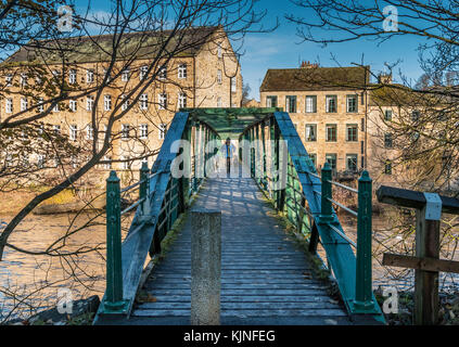 Una donna cammina i suoi cani attraverso Thorngate passerella sul fiume Tees a Barnard Castle, Regno Unito. Foto Stock