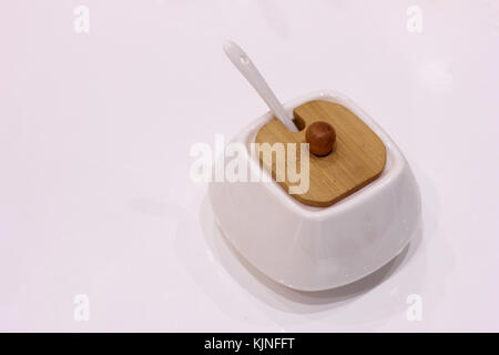 Lo zucchero in ceramica pentola con cucchiaio Foto Stock