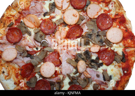 Gustose pizze da asporto con salame piccante wurstel funghi e prosciutto su sfondo bianco Foto Stock