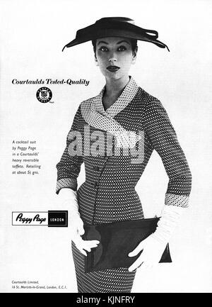 1956 British pubblicità per una pagina di Peggy suit realizzato dalla Courtaulds tessuto. Foto Stock