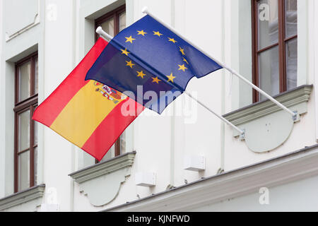 Spagnolo e bandiere europee appeso all ambasciata spagnola a Bratislava. Foto Stock