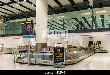 Londra Gatwick, Regno Unito - Novembre 21st, 2017: carosello bagagli in aeroporto, terminal sud, Londra Gatwick, Inghilterra Foto Stock