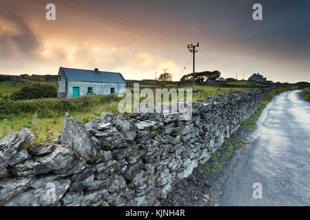 Paesaggio panoramico di un cottage su Árainn Mhór/Inis Mór (Inishmore), una delle tre isole le isole Aran, nella contea di Galway, Irlanda. Foto Stock