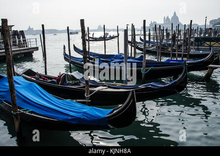 Venezia è la capitale della regione del Veneto. Essa si trova di fronte a un gruppo di 118 piccole isole[1] che sono separate da canali e collegate da ponti. Foto Stock