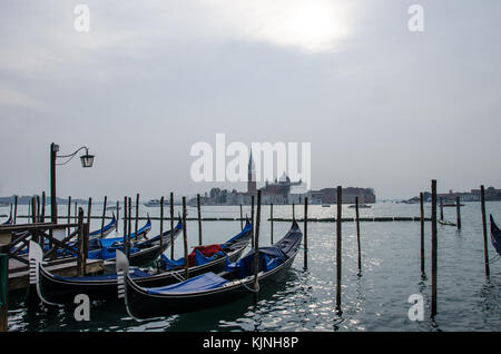 Venezia è la capitale della regione del Veneto. Essa si trova di fronte a un gruppo di 118 piccole isole[1] che sono separate da canali e collegate da ponti. Foto Stock