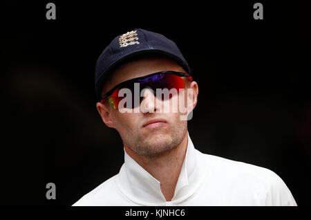 Joe Root dell'Inghilterra guarda durante il terzo giorno della partita degli Ashes Test al Gabba, Brisbane. Foto Stock