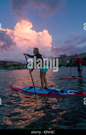 Standup paddle boarding a Cruz Bay, San Giovanni, Isole Vergini Americane Foto Stock