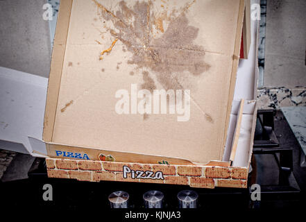 Vuoto Scatola pizza con le macchie di grasso, un fast food concept Foto Stock
