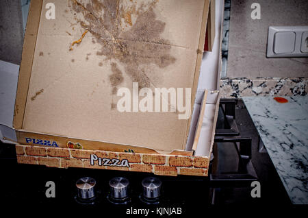 Vuoto Scatola pizza con le macchie di grasso, un fast food concept Foto Stock
