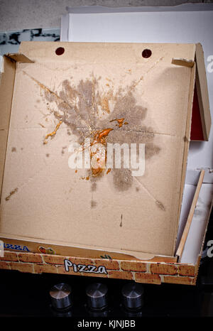 Vuoto Scatola pizza con le macchie di grasso, un fast food concept Foto Stock