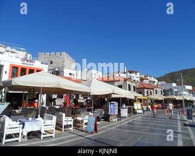 Ristorante con posti a sedere fuori e ombrelloni sotto il castello di Marmaris marina, Provincia di Mugla, Turchia Foto Stock