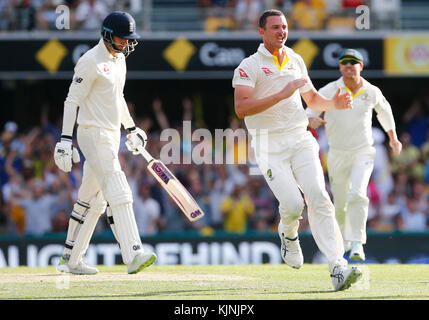 Josh Hazelwood in Australia celebra il wicket di James vince in Inghilterra durante il terzo giorno della partita degli Ash Test al Gabba, Brisbane. Foto Stock