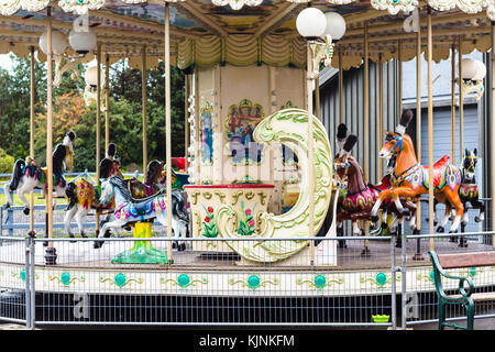 Reykjavic, Islanda - 4 settembre 2017: merry-go-round giostra nella famiglia pubblico Parco Laugardalur in valle della città di Reykjavik in autunno. reykjavik è Foto Stock