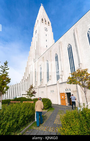 Reykjavic, Islanda - 5 settembre 2017: persone vicino a ingresso laterale alla chiesa hallgrimskirkja nella città di Reykjavik in autunno. La chiesa è la chiesa più grande Foto Stock