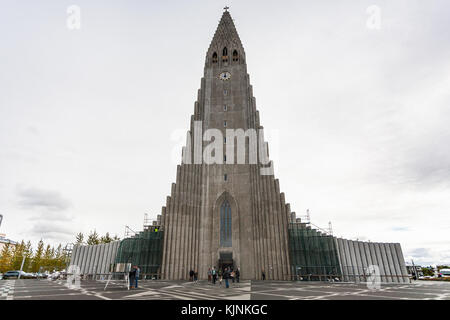 Reykjavic, Islanda - 5 settembre 2017: persone in prossimità di porte della chiesa hallgrimskirkja nella città di Reykjavik in settembre. La chiesa è la più grande chiesa in ic Foto Stock