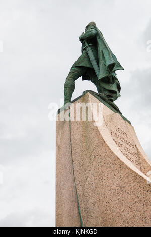 Reykjavic, Islanda - 5 settembre 2017: Statua di Leifur Eiriksson sulla collina skolavorduholt nella città di Reykjavik in autunno. la statua fu progettato da scul Foto Stock