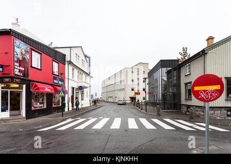 Reykjavic, Islanda - 5 settembre 2017: persone su grofin street nella città di Reykjavik in autunno. reykjavik è la capitale e la città più grande dell'Islanda. Foto Stock