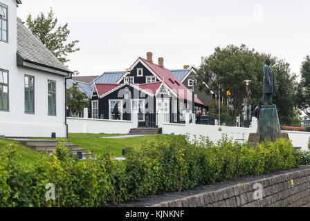 Reykjavic, Islanda - 5 settembre 2017: Statua di Hannes HAFSTEIN, divenne il primo ministro del paese nel 1904, di fronte al palazzo del governo o Foto Stock