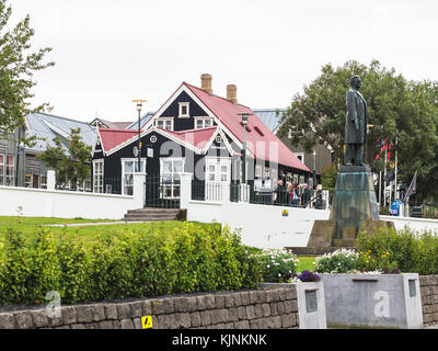 Reykjavic, Islanda - 5 settembre 2017: Statua di Hannes HAFSTEIN, divenne il primo ministro del paese dal 1904, sulla strada laekjargata in Reykjavík Foto Stock