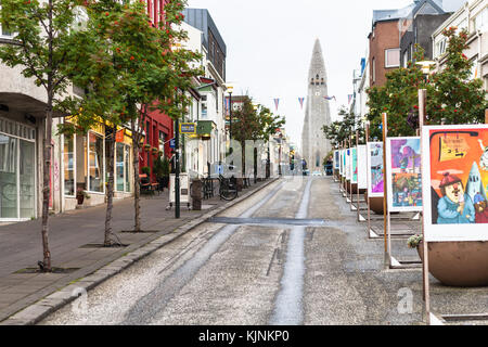 Reykjavic, Islanda - 5 settembre 2017: la gente sulla strada skolavordustigur e vista della chiesa hallgrimskirkja nella città di Reykjavik in autunno. reykjavik è Foto Stock