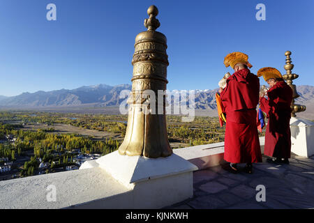 I monaci a mattina puja a Thiksey gompa, Ladakh, India Foto Stock