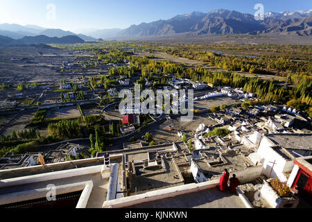 I monaci a mattina puja a Thiksey gompa, Ladakh, India Foto Stock