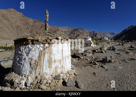 Stupa sulla strada per il monastero di Likir o Likir Gompa, Likir, Ladakh, Jammu e Kashmir India Foto Stock