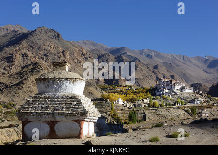 Stupa sulla strada per il monastero di Likir o Likir Gompa, Likir, Ladakh, Jammu e Kashmir India Foto Stock