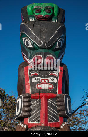 La figura di orso, di rana sulla parte superiore, il Kwakiutl Bear Pole, 1966, dalla tribù Kwawkewlth carver Henry Hunt, in Victoria, British Columbia, Canada Foto Stock