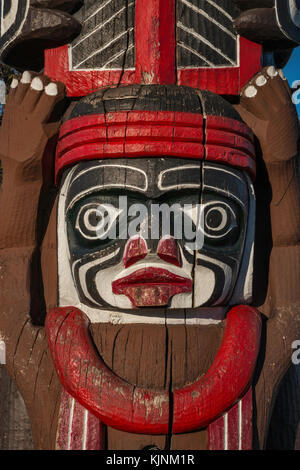 Close-up di recare il Kwakiutl Pole, 1966, dalla tribù Kwawkewlth carver Henry Hunt, in Victoria, British Columbia, Canada Foto Stock