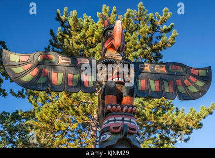 Thunderbird figura sulla parte superiore dell'Kwakwaka wakw onorando la Pole, 1999, dagli intagliatori Sean Whonnock e Johnathan Henderson, a Thunderbird Park, Victoria, Vanc Foto Stock