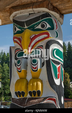 La figura di Thunderbird, totem pole al rifugio vicino Nuyumbalees centro culturale, abbiamo Wai Kai Nazione in Cape Mudge village, Quadra Island, BC, Canada Foto Stock