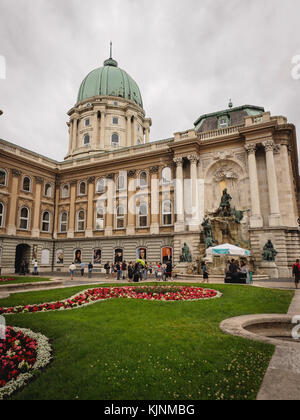 La fontana del Re Mattia nel cortile del Castello di Buda a Budapest (Ungheria). Giugno 2017. Formato verticale. Foto Stock