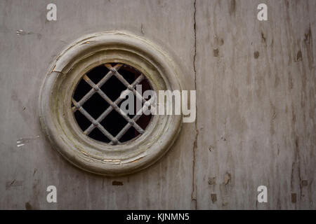 Close up di un ferro battuto occhio magico su un medievale porta di legno. Formato orizzontale. Foto Stock