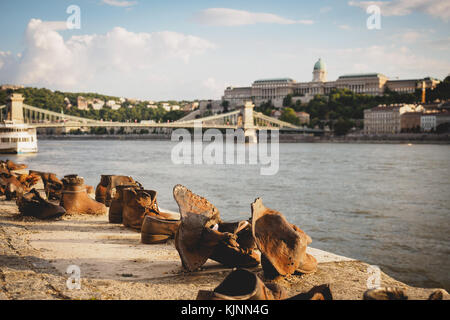 Le scarpe sulla sponda del Danubio Memorial a Budapest (Ungheria). Giugno 2017. Foto Stock