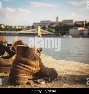 Le scarpe sulla sponda del Danubio Memorial a Budapest (Ungheria). Giugno 2017. Foto Stock