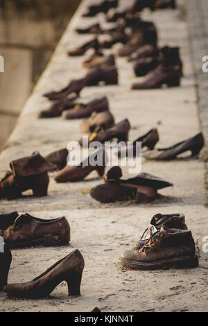 Le scarpe sulla sponda del Danubio Memorial a Budapest (Ungheria). Giugno 2017. Foto Stock