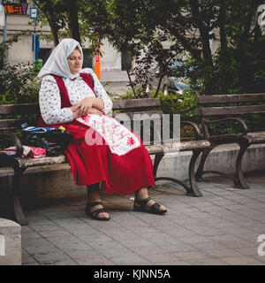Il vecchio donna che indossa un tradizionale costume ungherese di Budapest. Giugno 2017. Formato quadrato. Foto Stock
